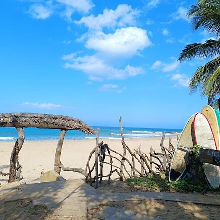 Light House Beach Hut Komari Екстер'єр фото
