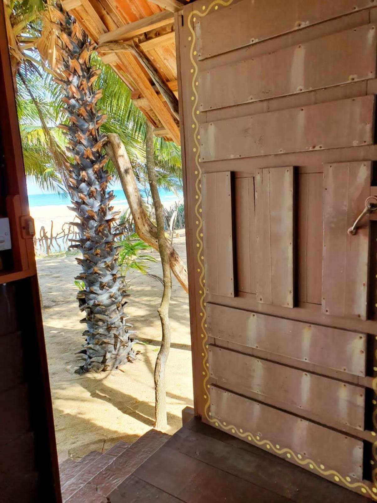 Light House Beach Hut Komari Екстер'єр фото