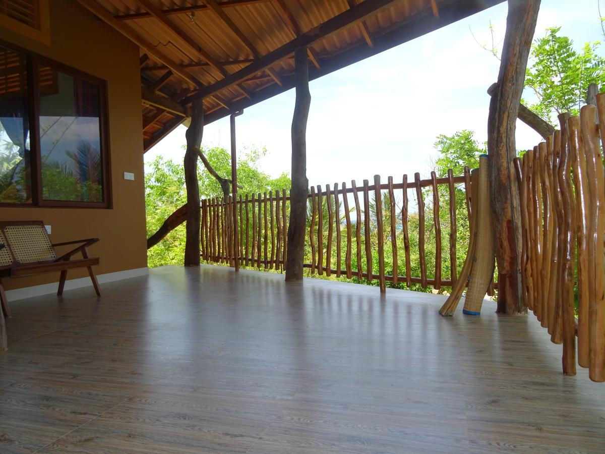 Light House Beach Hut Komari Екстер'єр фото