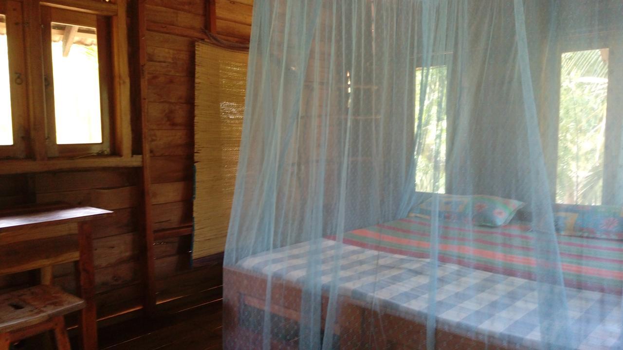 Light House Beach Hut Komari Екстер'єр фото