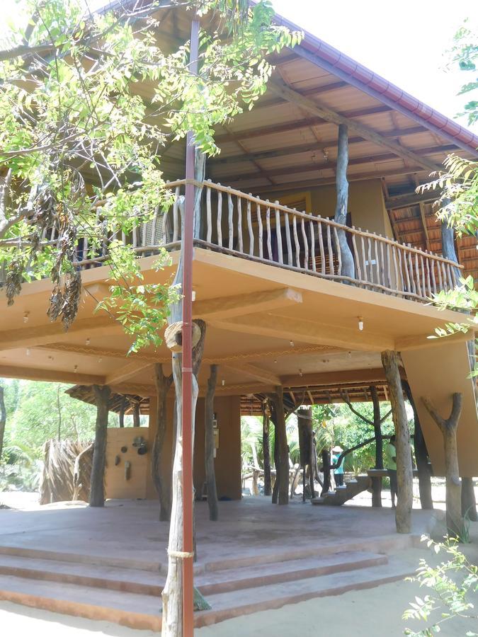Light House Beach Hut Komari Екстер'єр фото